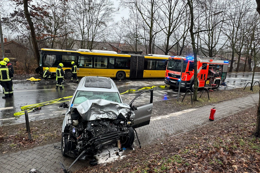 Sonntagnachmittag kam es zum Unfall mit einem BVG-Bus der dabei gegen einen Baum prallte.