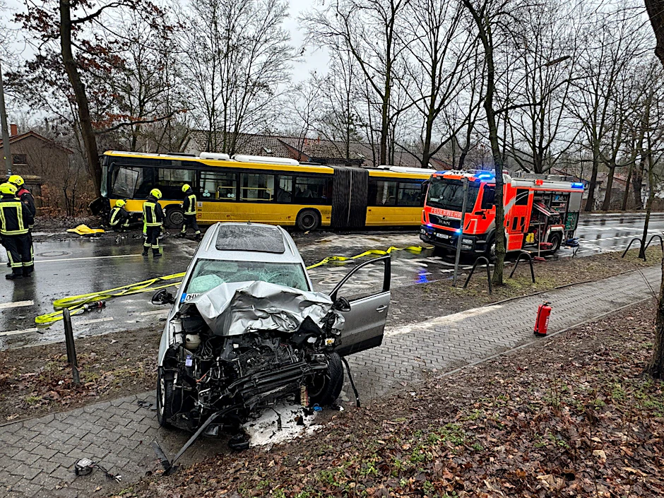 Sonntagnachmittag kam es zum Unfall mit einem BVG Bus der dabei gegen einen Baum prallte. Die Feuerwehr erhielt die Alarmierung "Massenanfall an Verletzten". 