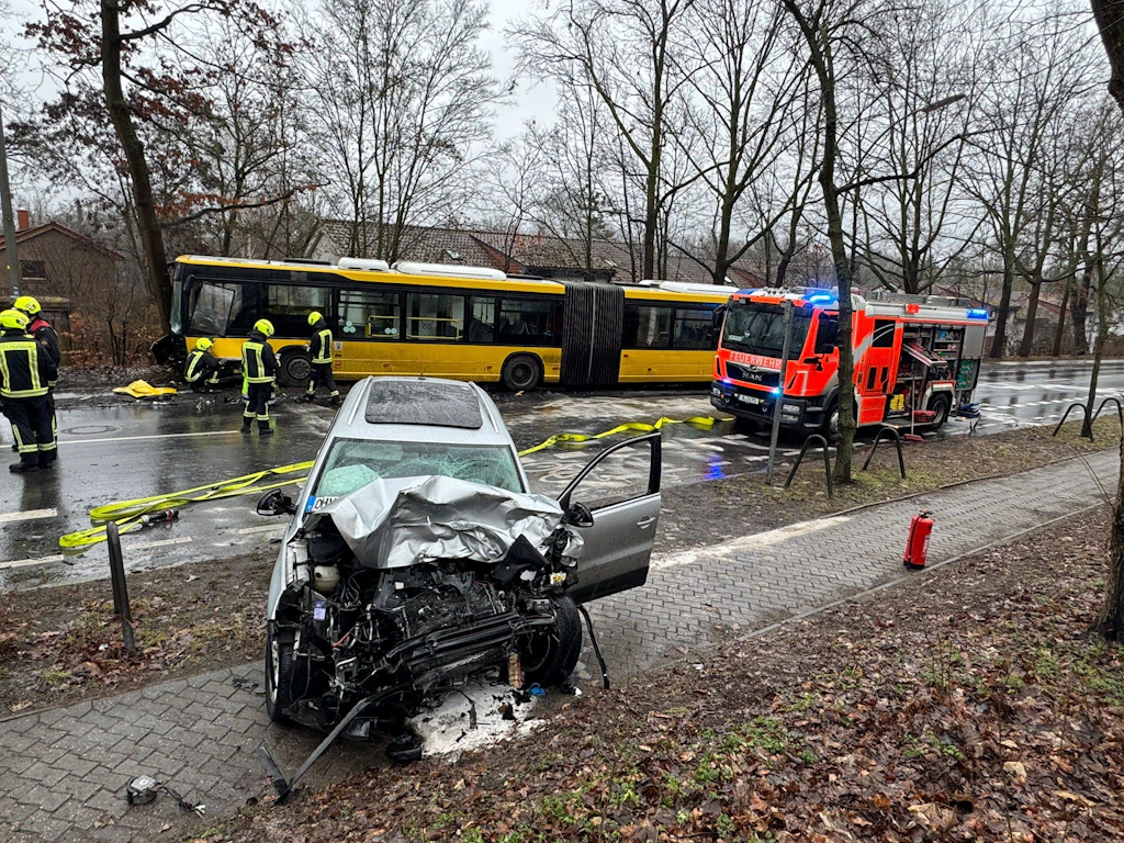 Zwölf Verletzte bei schwerem BVG-Busunglück in Berlin