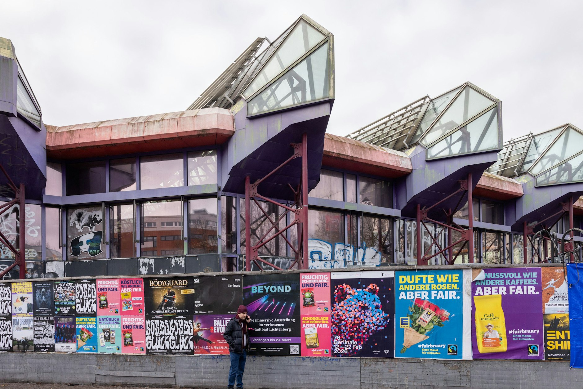 Ein blickdichter Bauzaun ist um das SEZ aufgestellt worden. Gibt es noch Hoffnung für das einstige Prestigeobjekt der DDR?