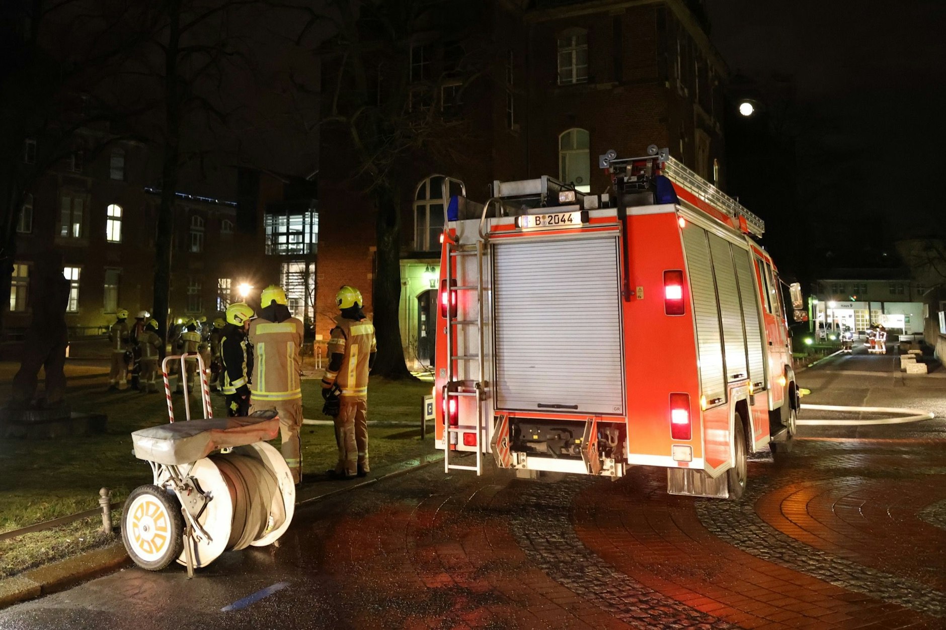 Die Feuerwehr war mit insgesamt 40 Einsatzkräften vor Ort.