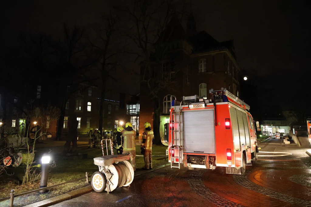 Großeinsatz in der Nacht: Feuerwehr löscht Brand in DRK-Kliniken