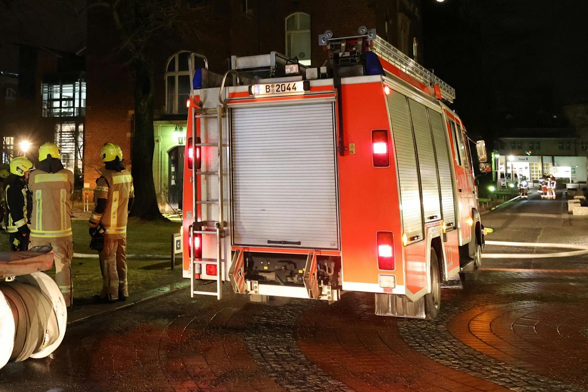 Großeinsatz: Feuerwehr kämpft gegen nächtlichen Brand in DRK Kliniken