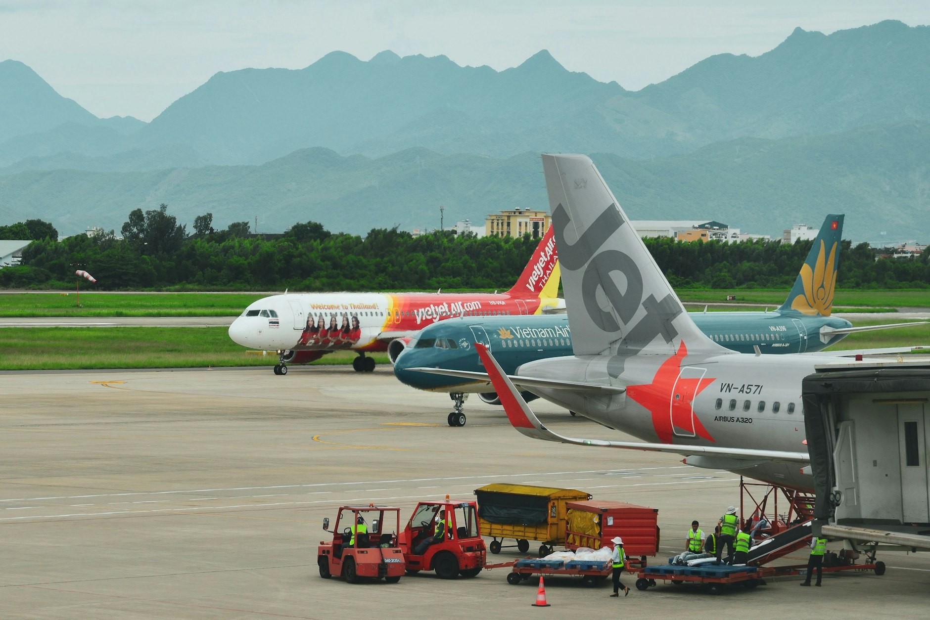Passagierflugzeuge stehen am Flughafen Da Nang (DAD), Vietnam.