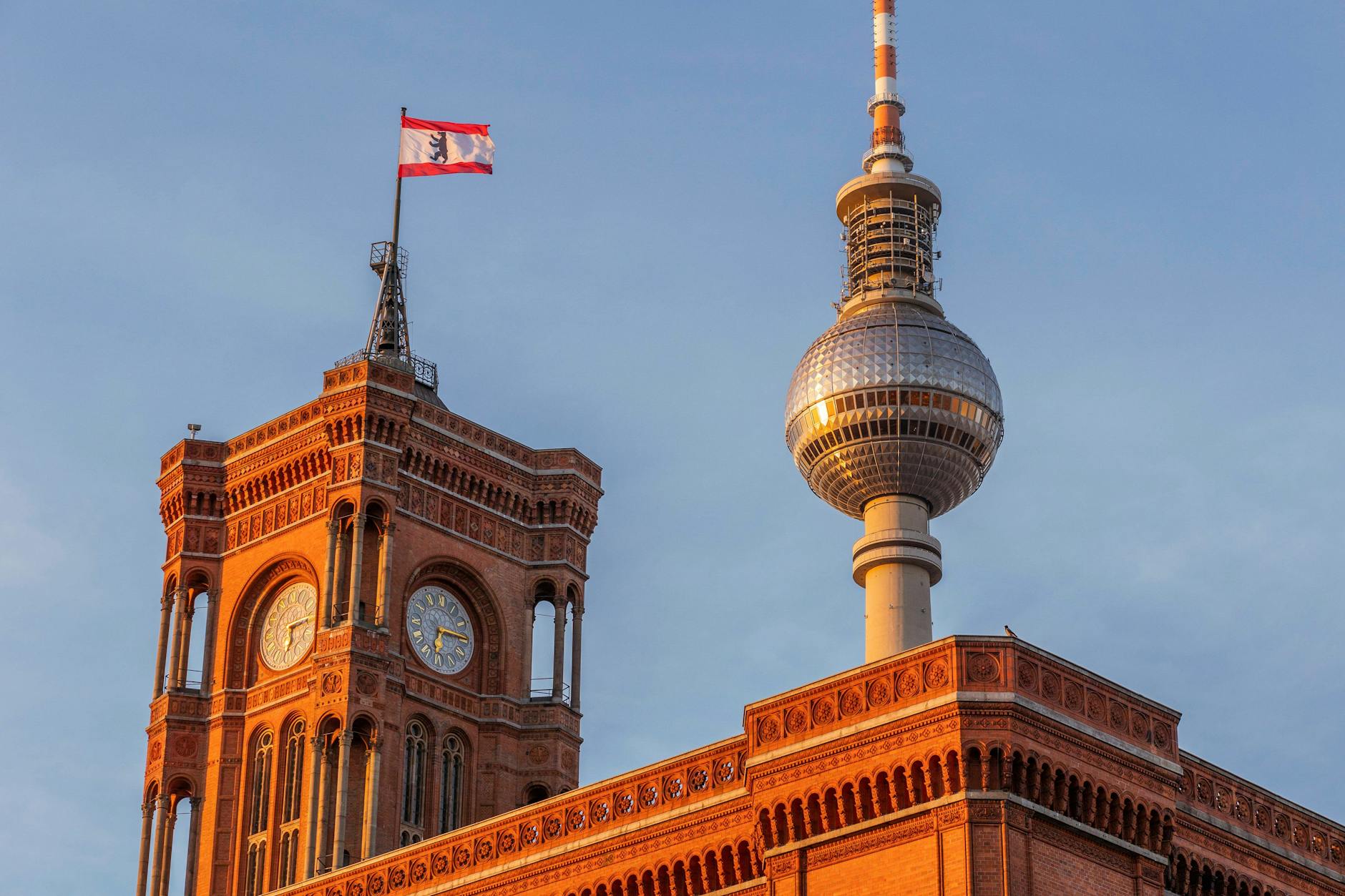 Das Rote Rathaus mit der Landesflagge Berlins