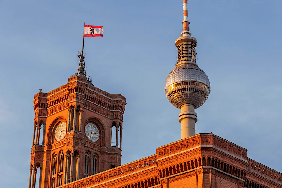 Das Rote Rathaus mit der Landesflagge Berlins
