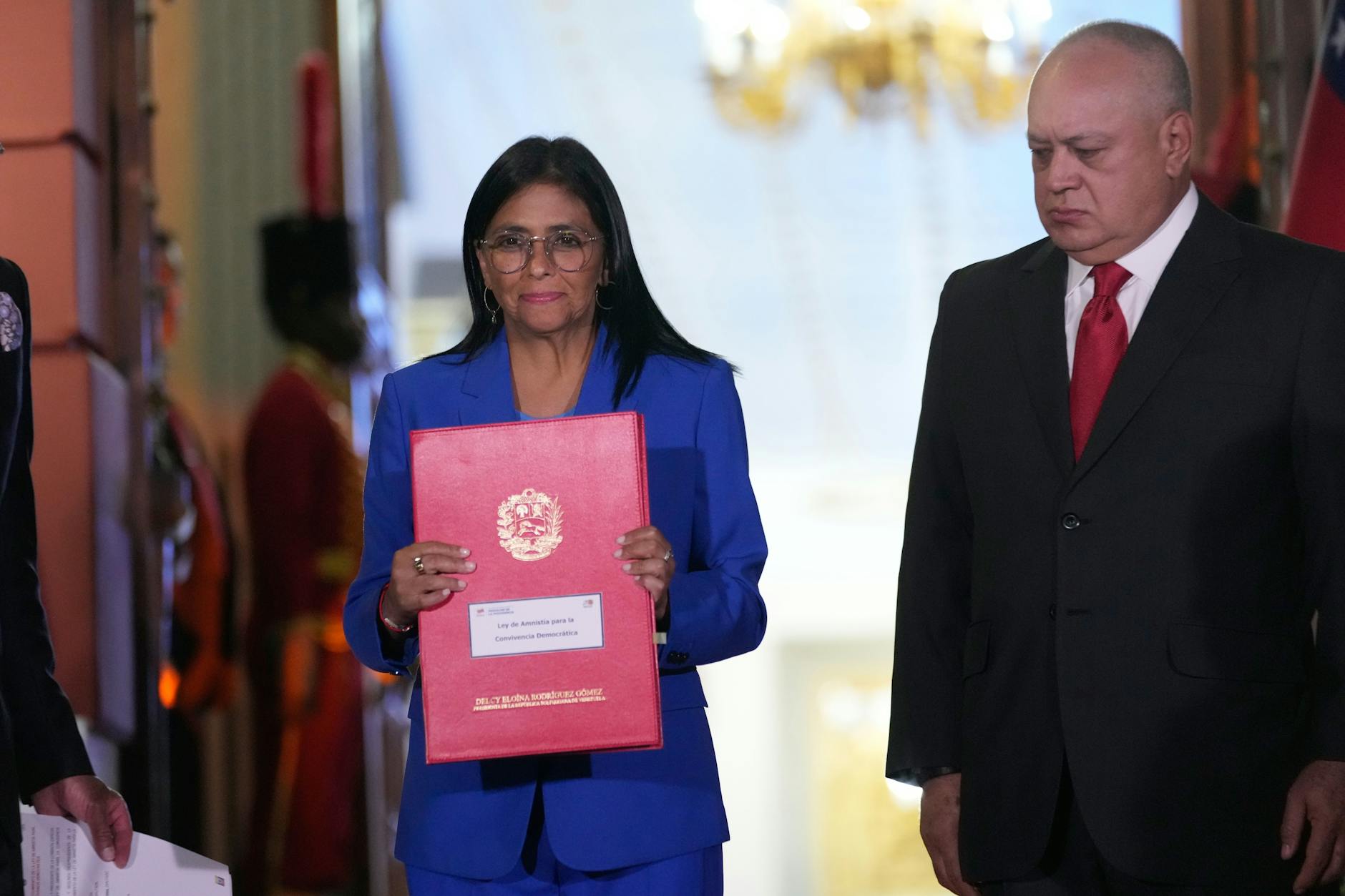 Die venezolanische Interimspräsidentin Delcy Rodríguez hält neben Innenminister Diosdado Cabello ein von der Nationalversammlung verabschiedetes Amnestiegesetz hoch.