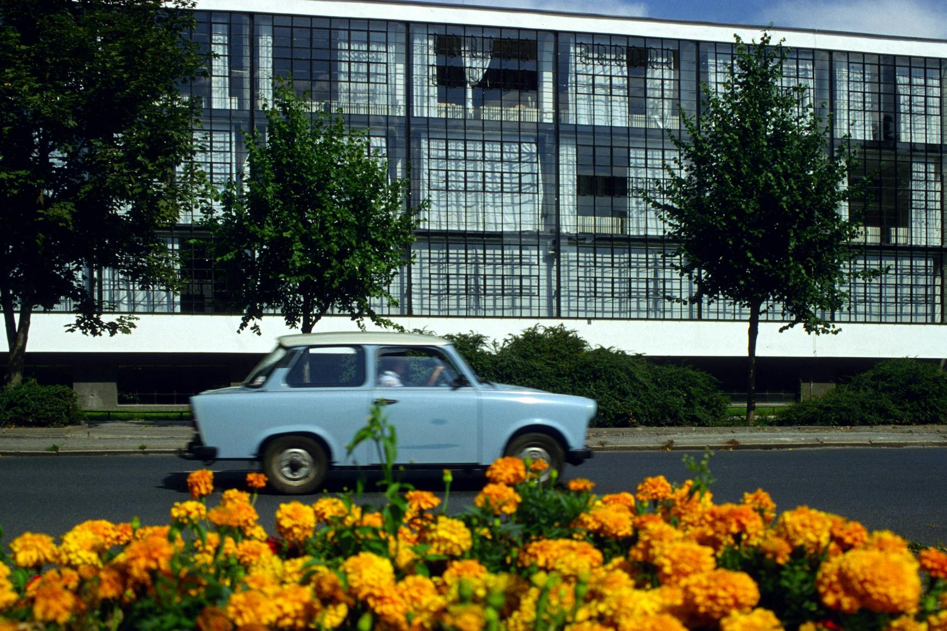Ein Trabi vor dem Bauhausgebäude in Dessau