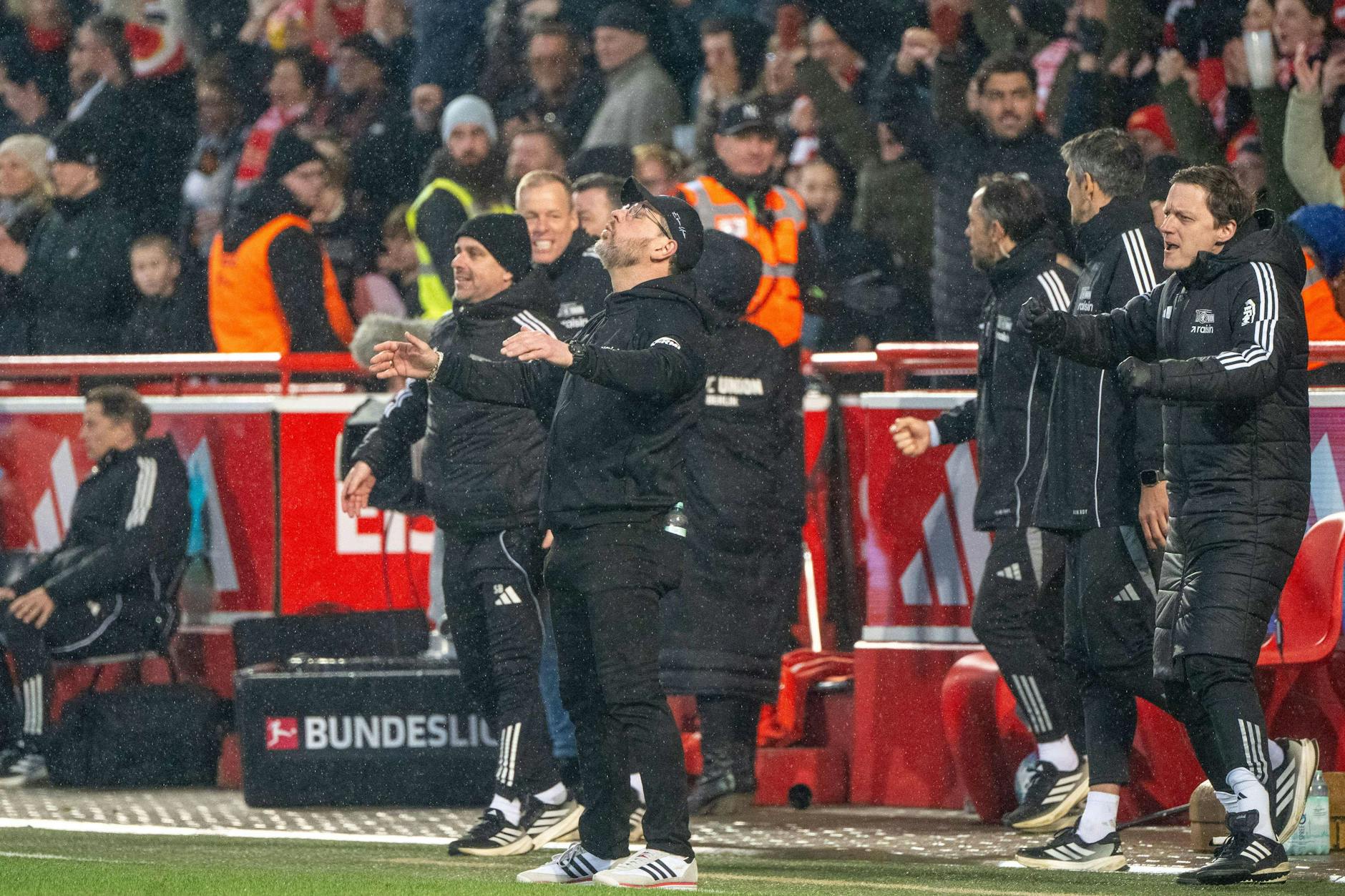 Eiserne Erleichterung: Der Blick von Steffen Baugart ging nach dem knappen 1:0-Sieg gegen Bayer Leverkusen in Richtung Fußballgott.