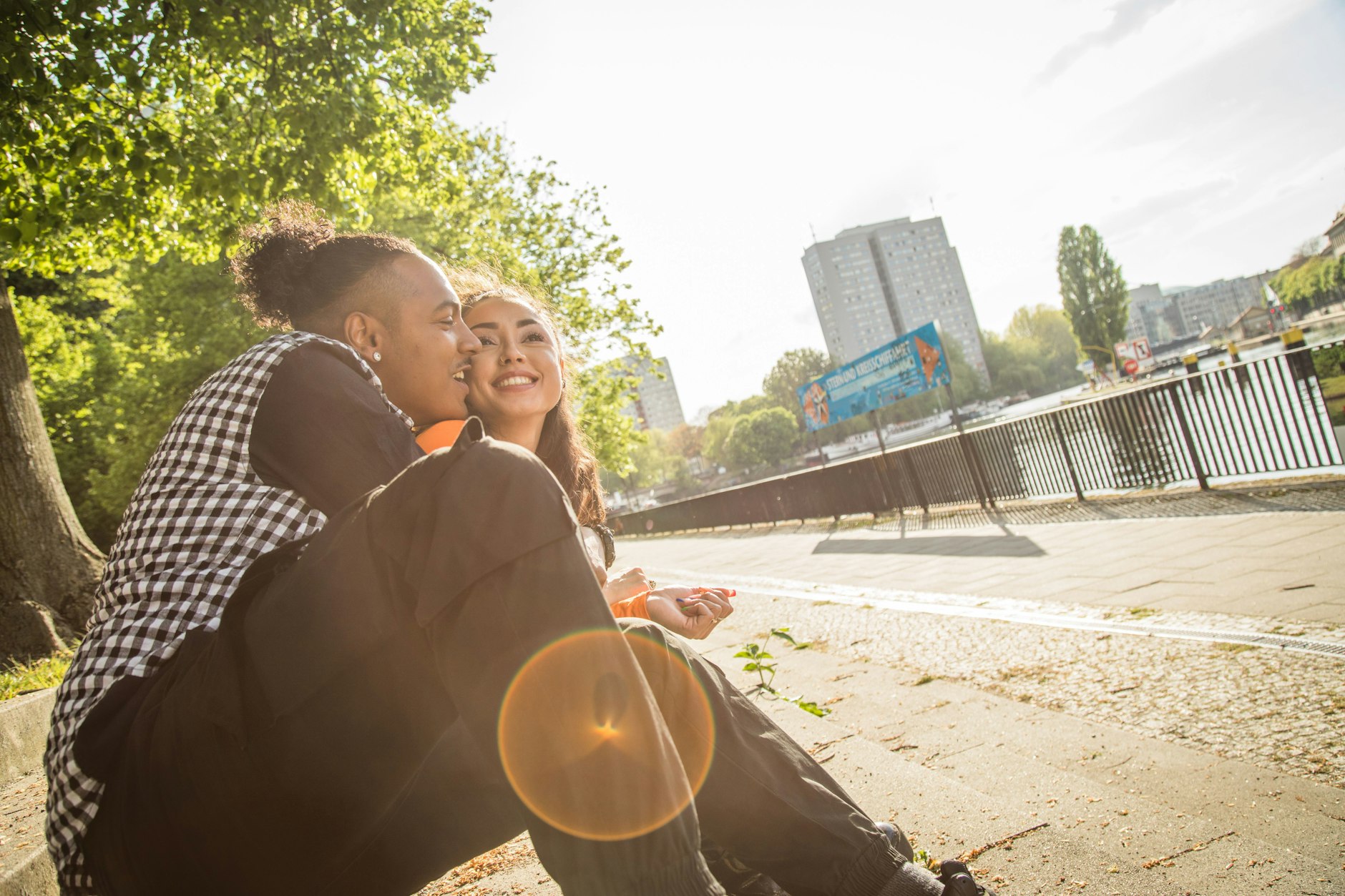 Viele Menschen in Berlin freuen sich auf den Frühling. Doch ob er wirklich dauerhaft bleibt, ist laut Wetterexperten noch unklar.