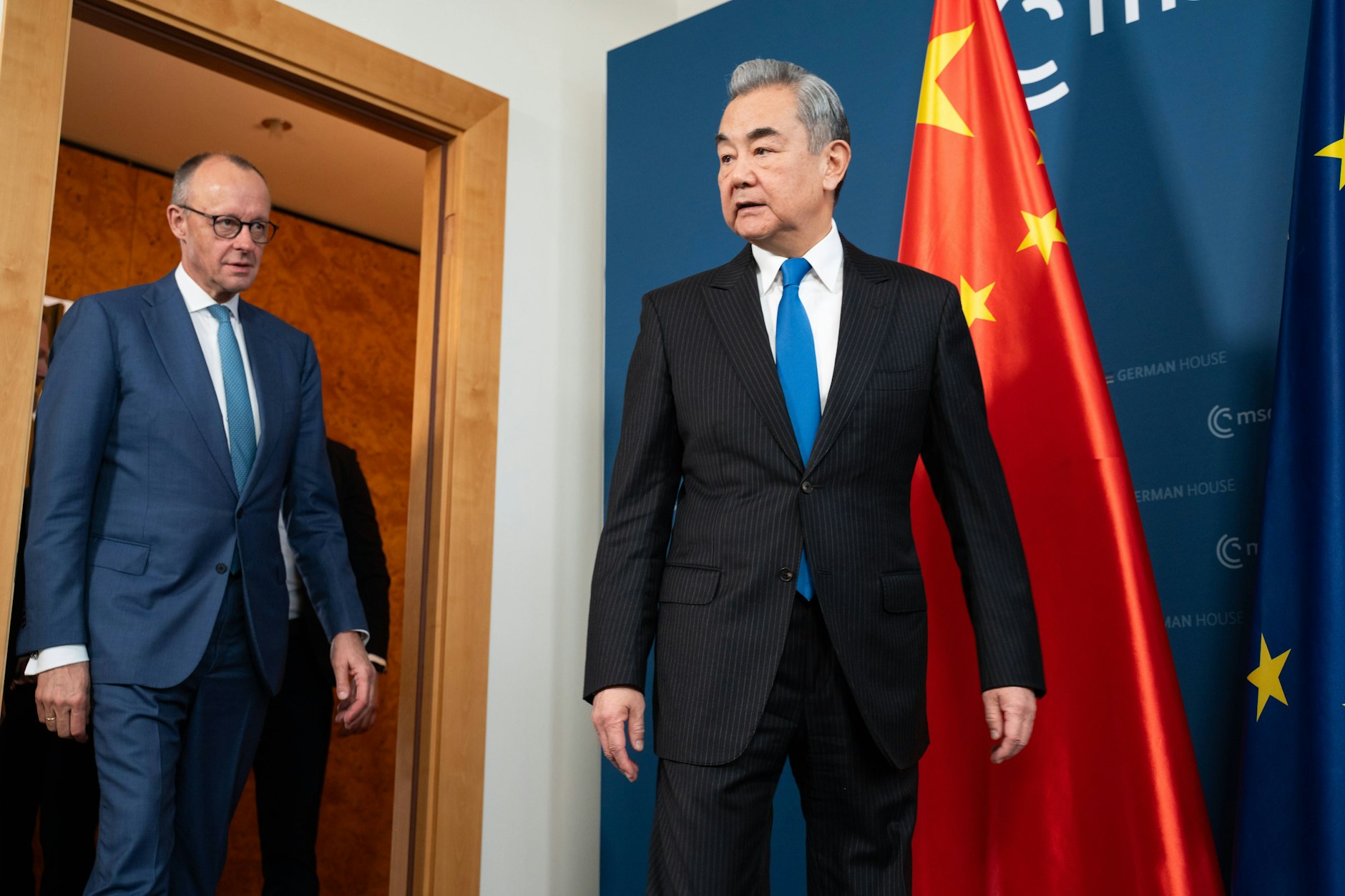 Begegnung am Rande der Münchner Sicherheitskonferenz: Friedrich Merz und Chinas Außenminister Wang Yi.