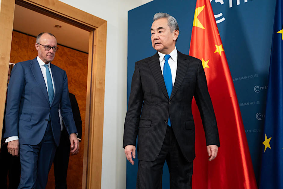 Begegnung am Rande der Münchner Sicherheitskonferenz: Friedrich Merz und Chinas Außenminister Wang Yi.
