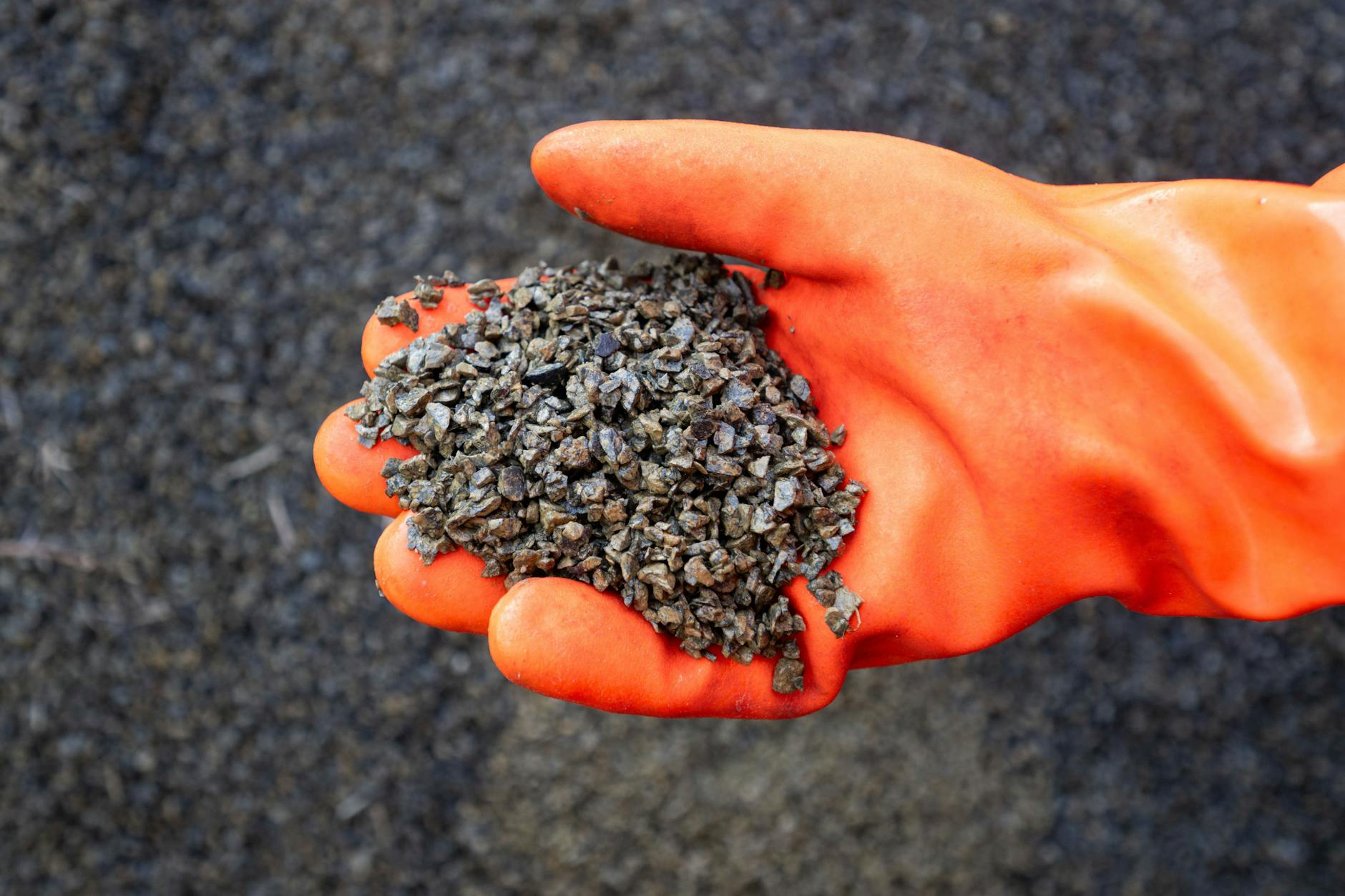 Splitt hilft gegen Glätte, doch die Reste nerven nach dem Winter gewaltig.