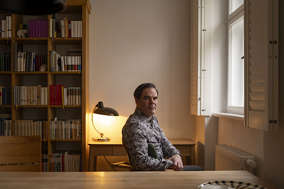 Uwe Tellkamp in seiner Wohnung im Wohnviertel Weißer Hirsch in Dresden.