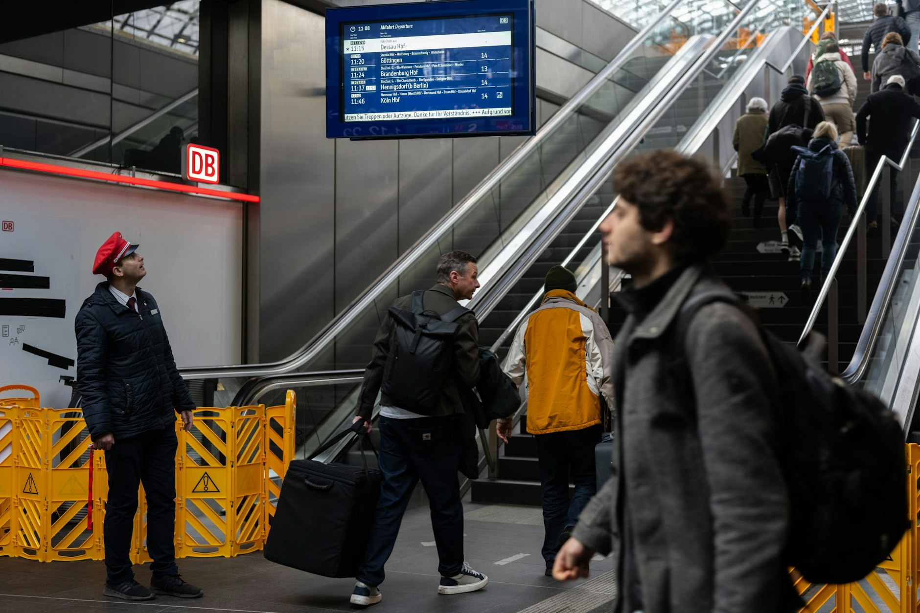 Reisende wuchten ihre Koffer über die Steintreppen.