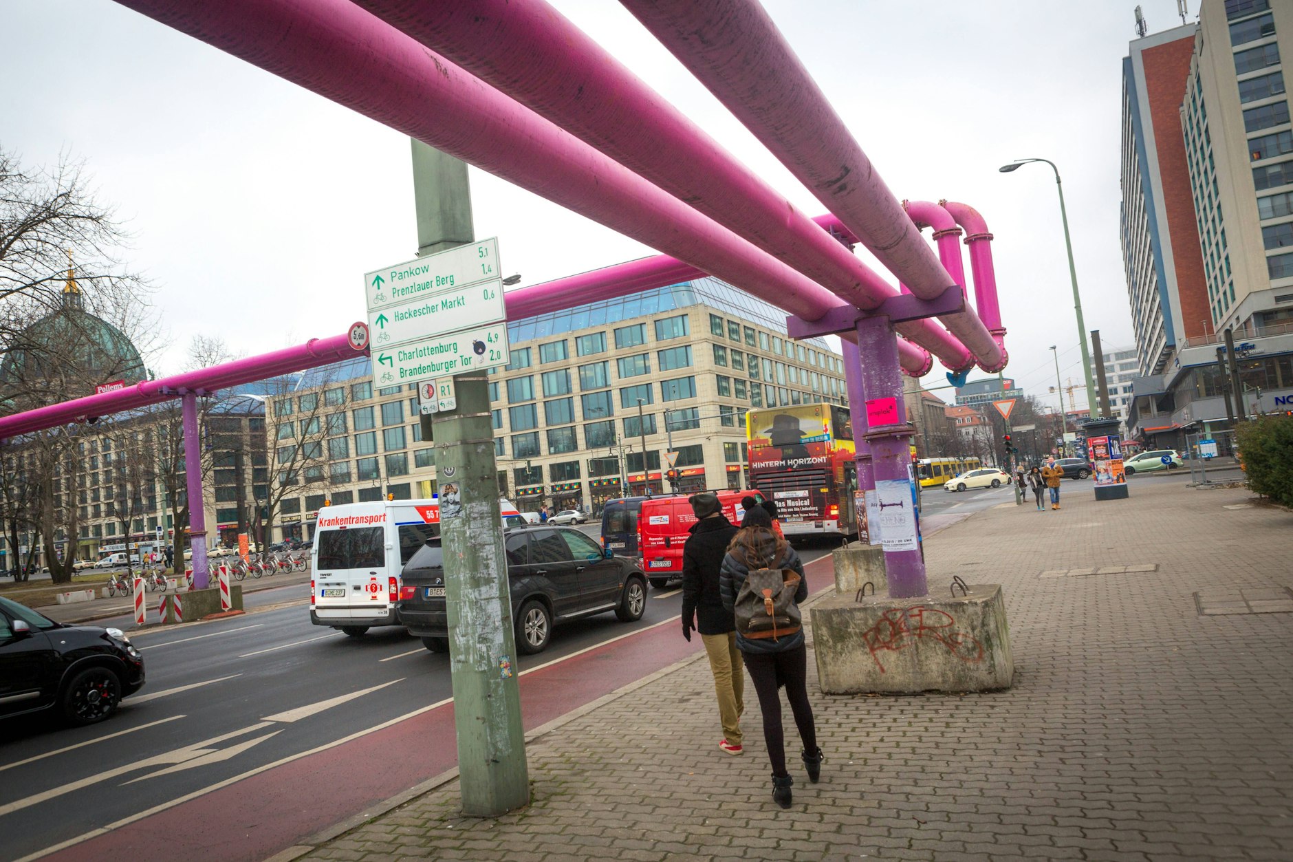 Die markanten rosa Rohre zur Grundwasserhaltung gehören fest zum Berliner Straßenbild.