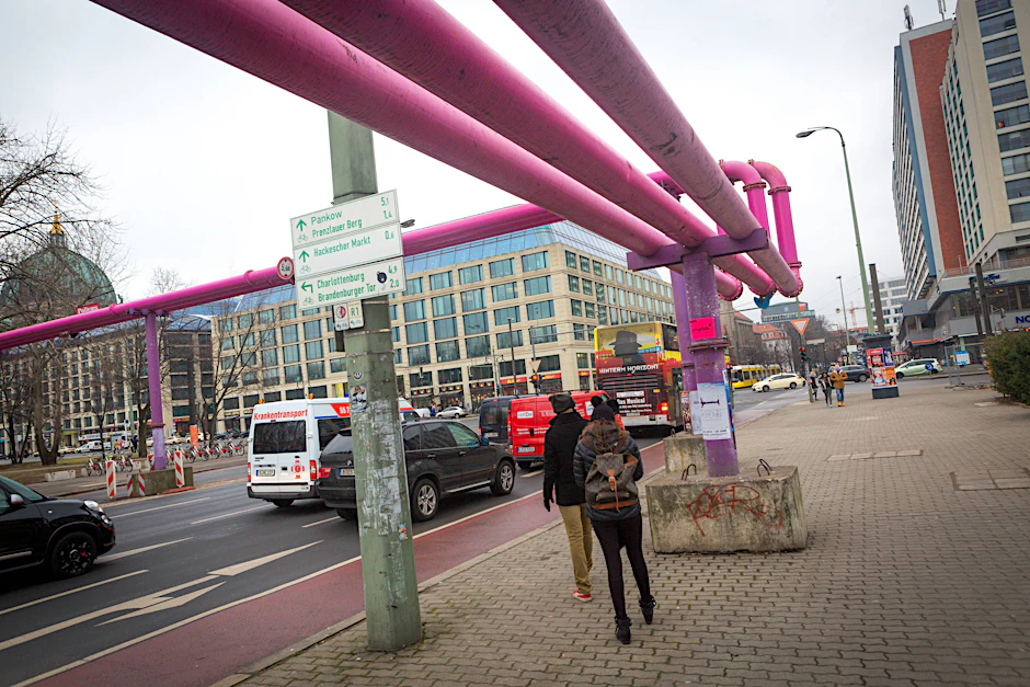 Die markanten rosa Rohre zur Grundwasserhaltung gehören fest zum Berliner Straßenbild.