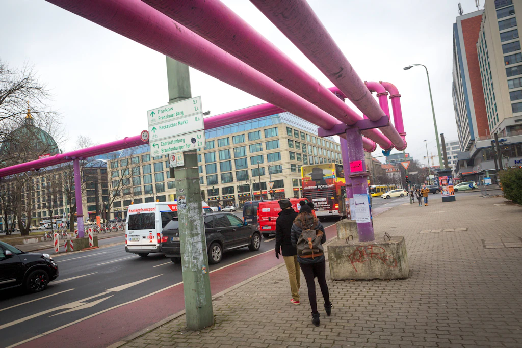 Das Geheimnis der rosa Rohre in Berlin