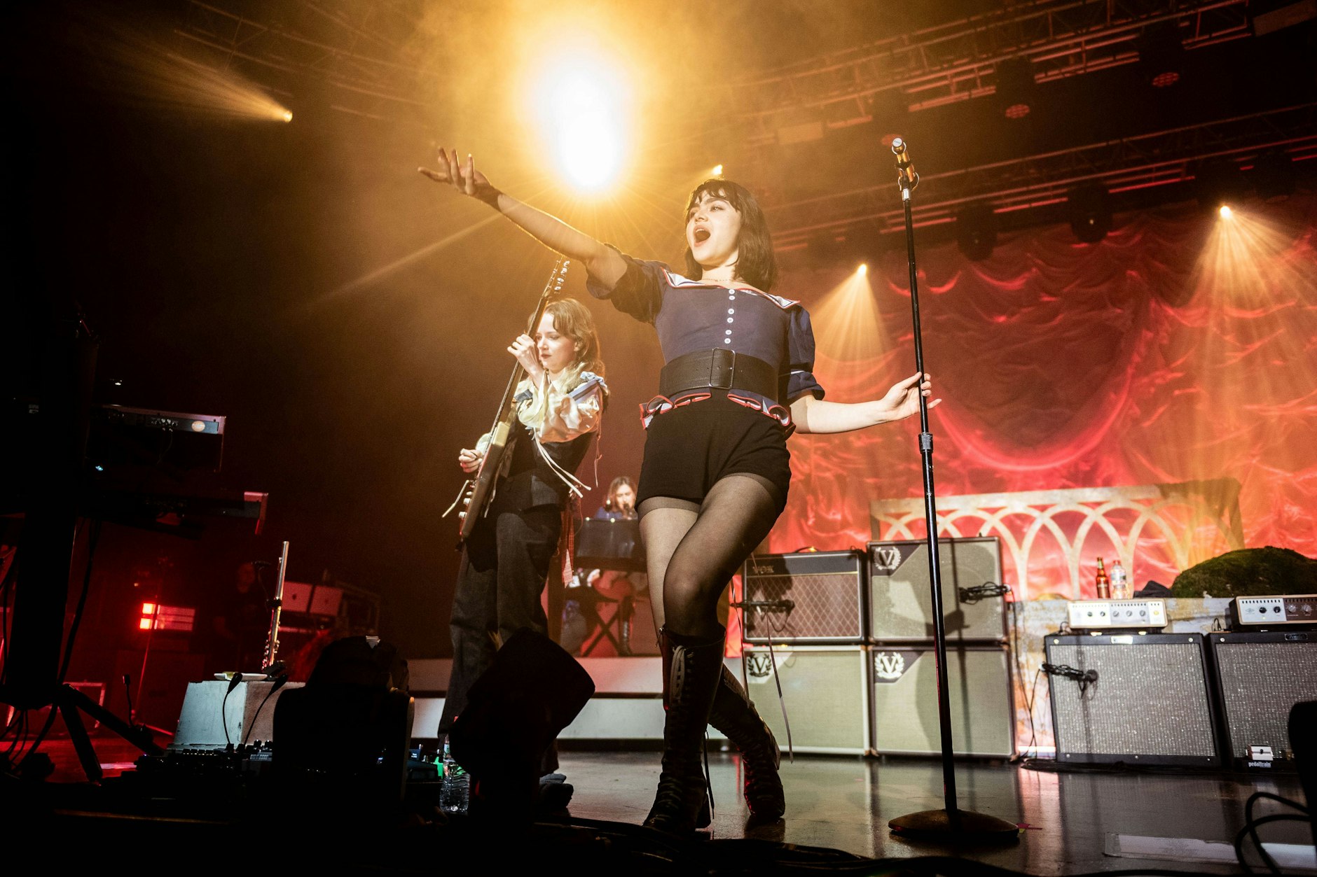 The Last Dinner Party mit der Sängerin Abigail Morris (r.) in Mailand