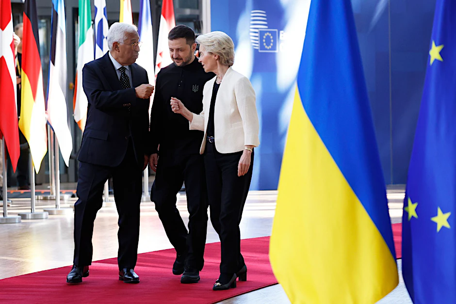 EU-Kommissionschefin Ursula von der Leyen, Ratspräsident António Costa und der ukrainische Präsident Selenskyj. Geplante Milliardenhilfen an die Ukraine blockiert: Ungarns Veto sorgt für diplomatische Blamage.