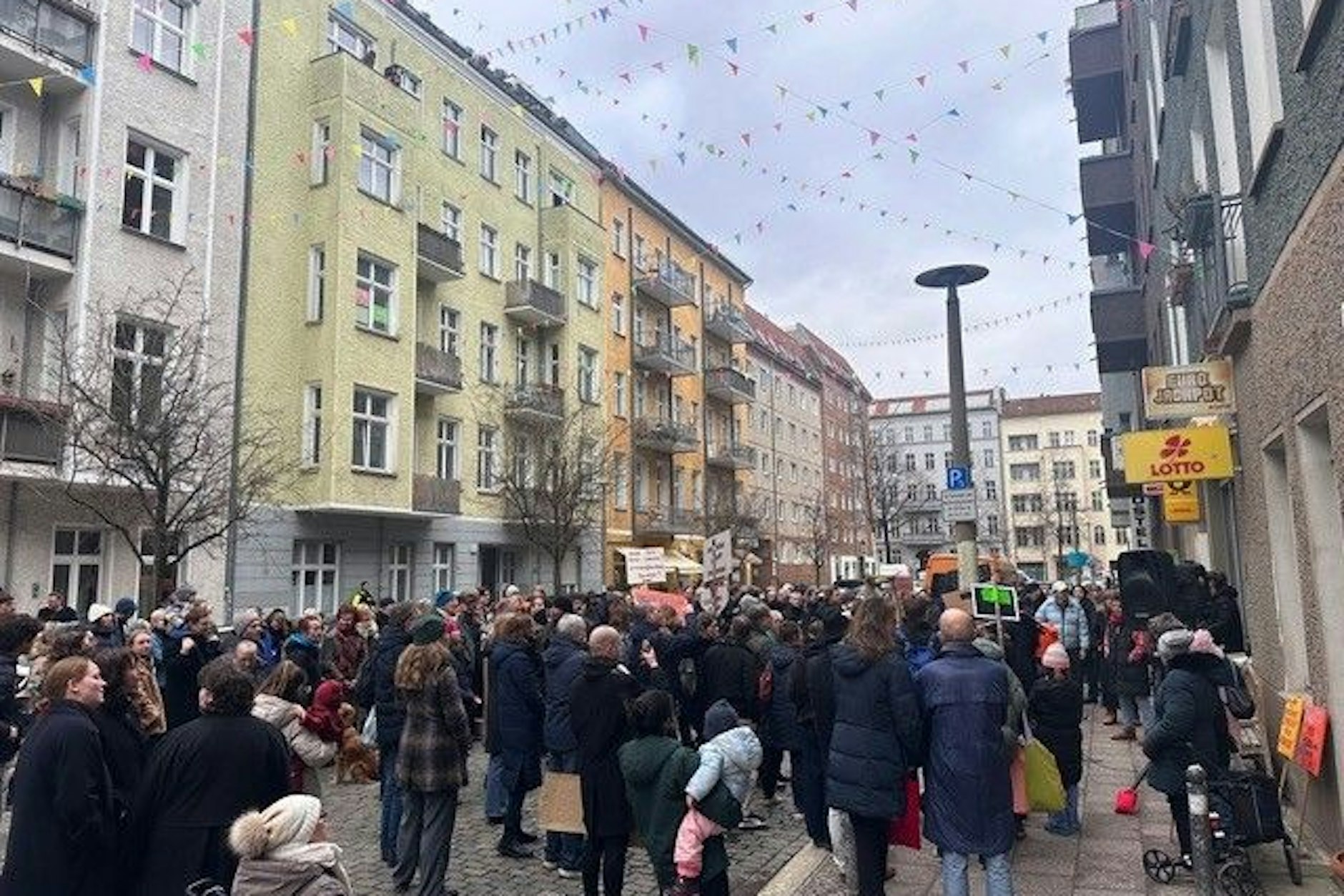 Der Kiez wehrt sich: Etwa 300 Menschen demonstrieren in der Novalisstraße gegen die Verdrängung systemrelevanter Gewerbebetriebe.