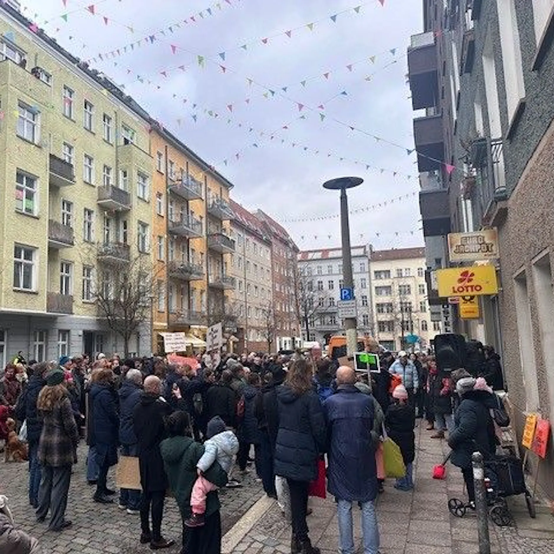 Wie in einem Brecht-Drama: Anwohner demonstrieren in Berlin-Mitte gegen Verdrängung