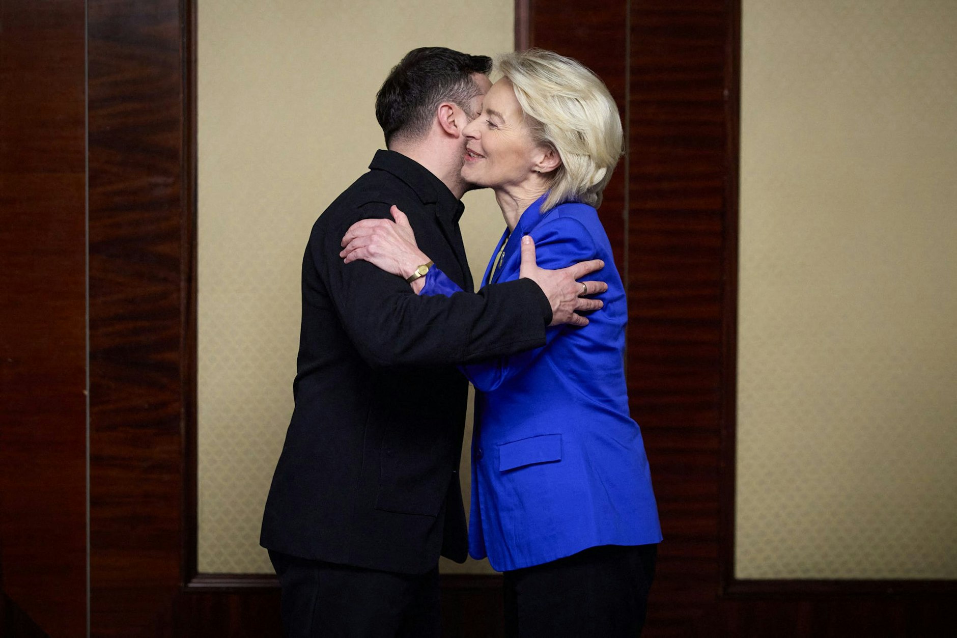 Der ukrainische Präsident Wolodymyr Selenskyj umarmt EU-Kommissionschefin Ursula von der Leyen bei ihrem Besuch in Kiew.