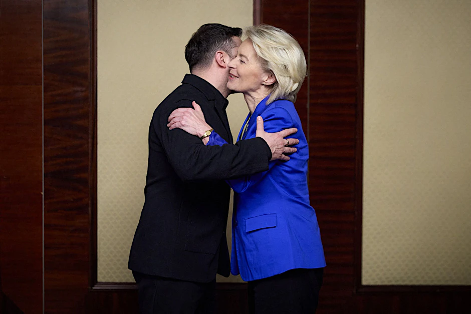 Der ukrainische Präsident Wolodymyr Selenskyj umarmt EU-Kommissionschefin Ursula von der Leyen bei ihrem Besuch in Kiew.