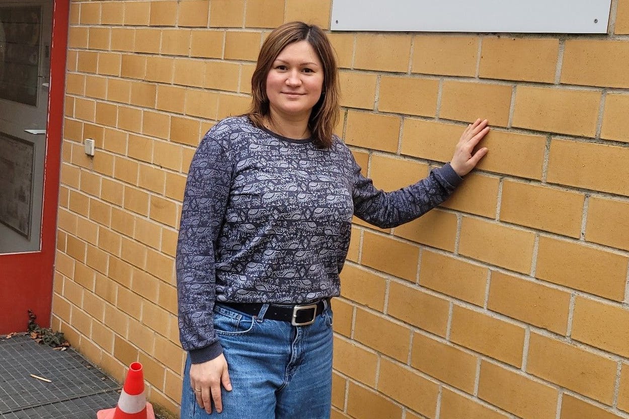 Nataliia vor der Kita, in der sie ihre Praxisstunden absolviert.