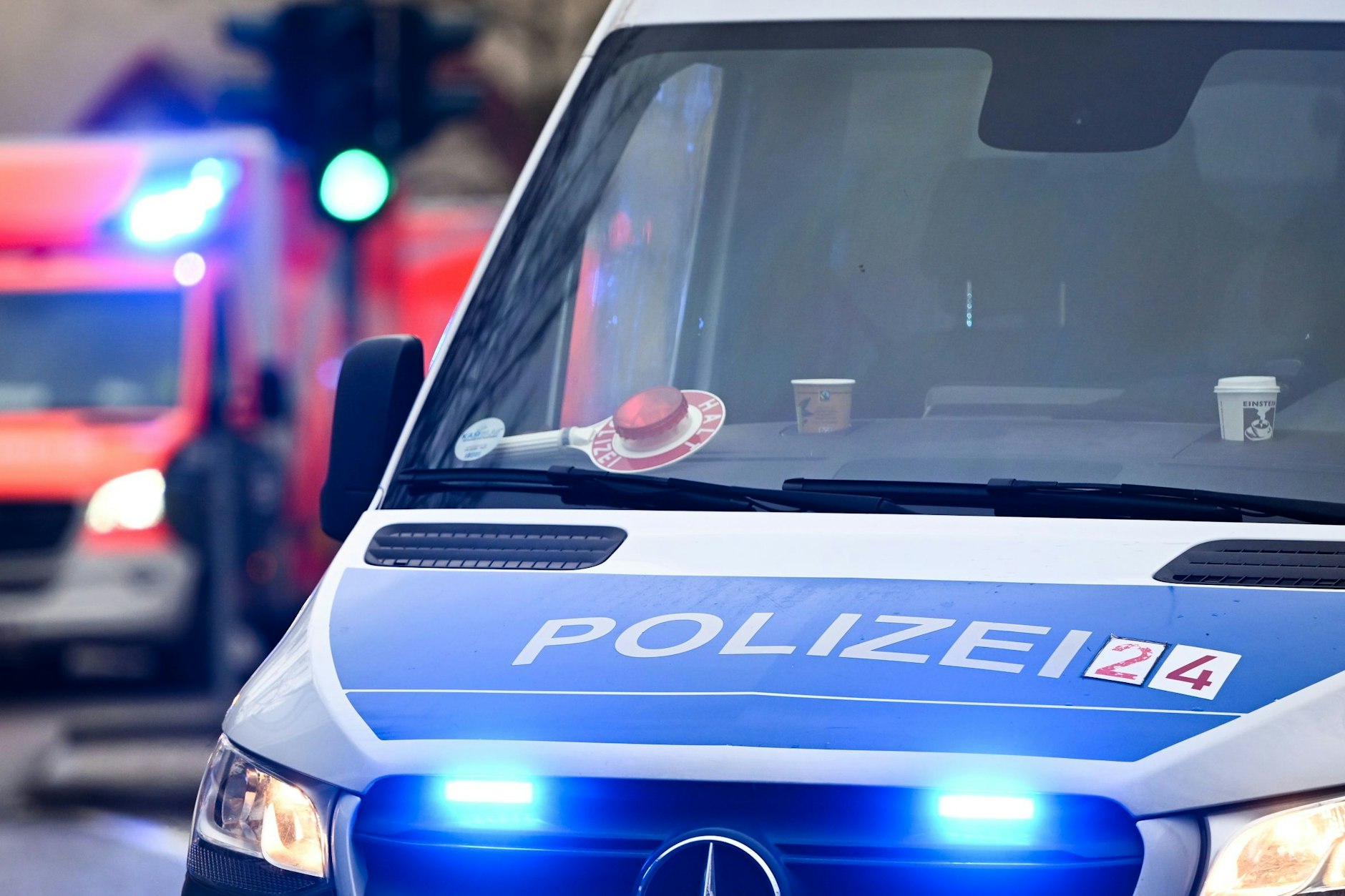 Ein Sicherheitsmitarbeiter einer Unterkunft für Geflüchtete wurde von einem Bewohner verletzt.