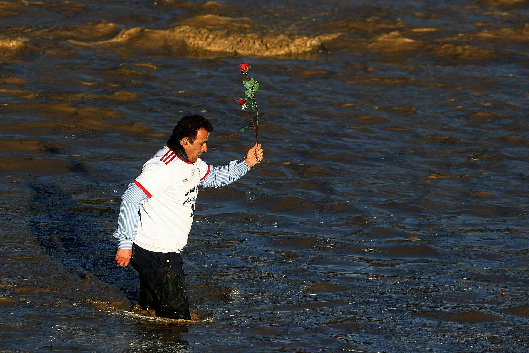 Ein Mann in Isfahan bringt seine Freude über den selten hohen Wasserstand des Zayandeh zum Ausdruck.