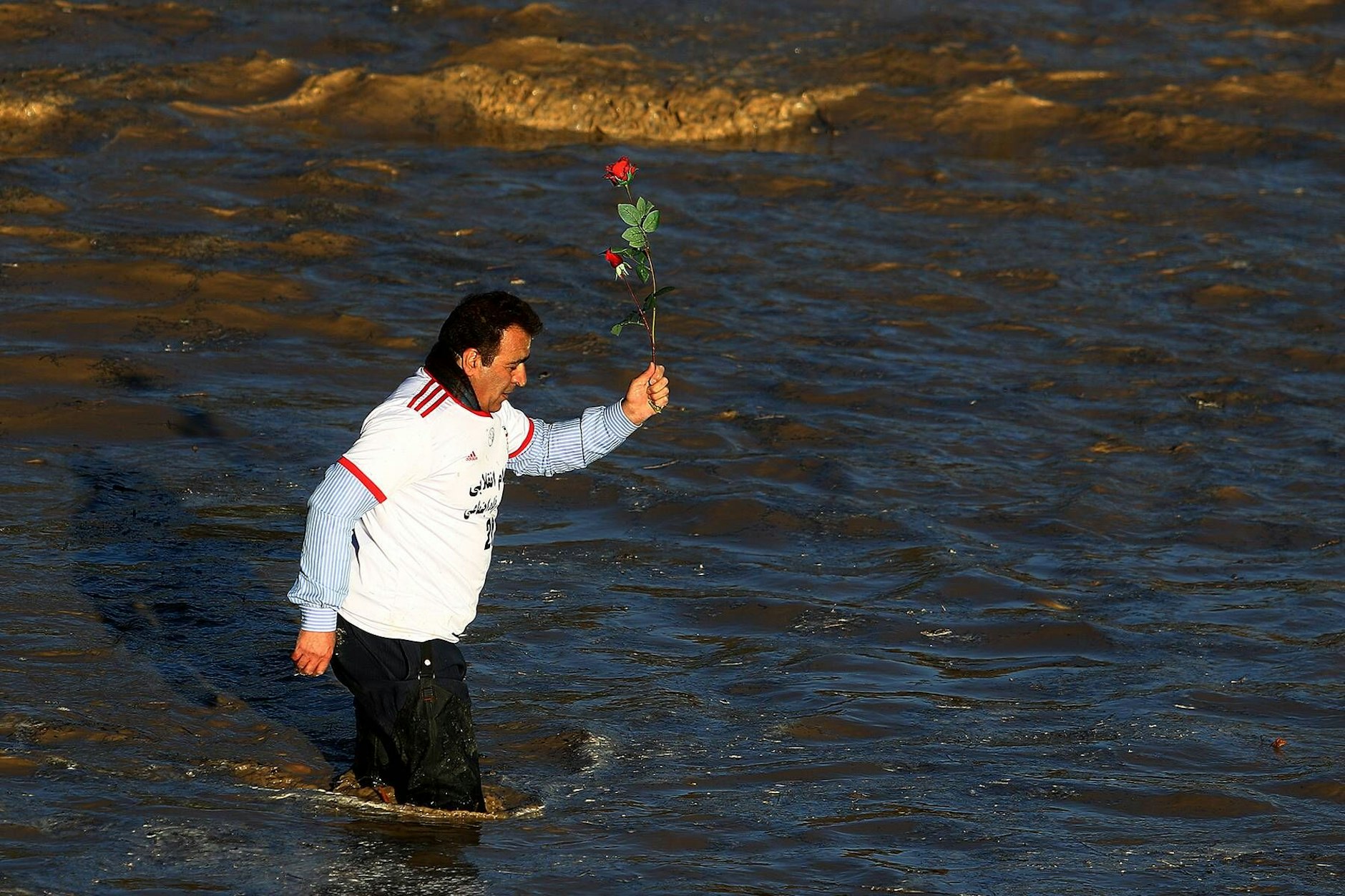 Ein Mann in Isfahan bringt seine Freude über den selten hohen Wasserstand des Zayandeh zum Ausdruck.