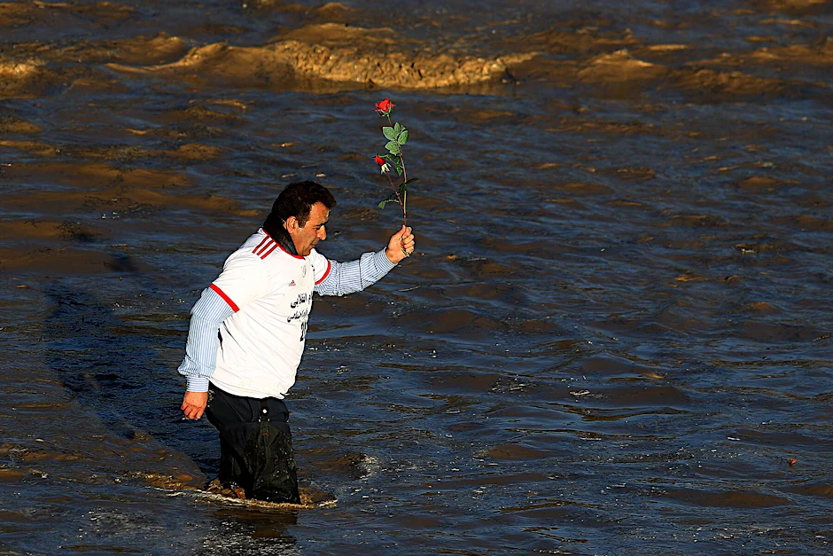 Ein Mann in Isfahan bringt seine Freude über den selten hohen Wasserstand des Zayandeh zum Ausdruck.