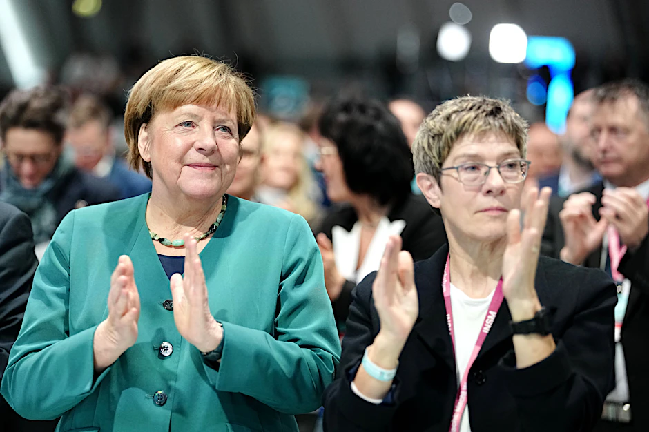 Angela Merkel (l, CDU) war auf dem CDU-Parteitag dabei.