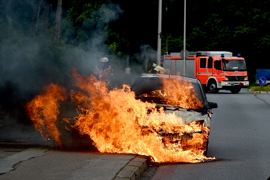 Kein Einzelfall: Immer wieder müssen Autobauer Elektroautos wegen Brandgefahr aus dem Verkehr ziehen.