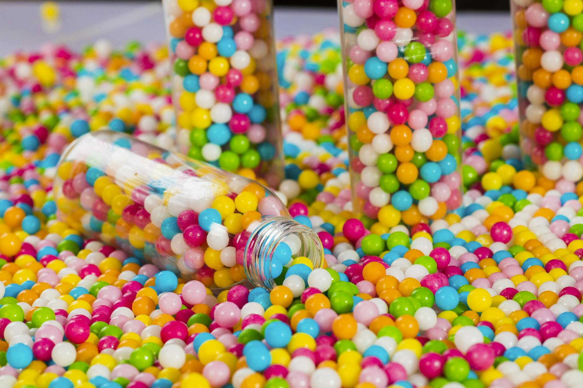 Die Liebesperlen sind in verschiedenen Farben gefärbt und wecken bei vielen Menschen besondere Erinnerungen.