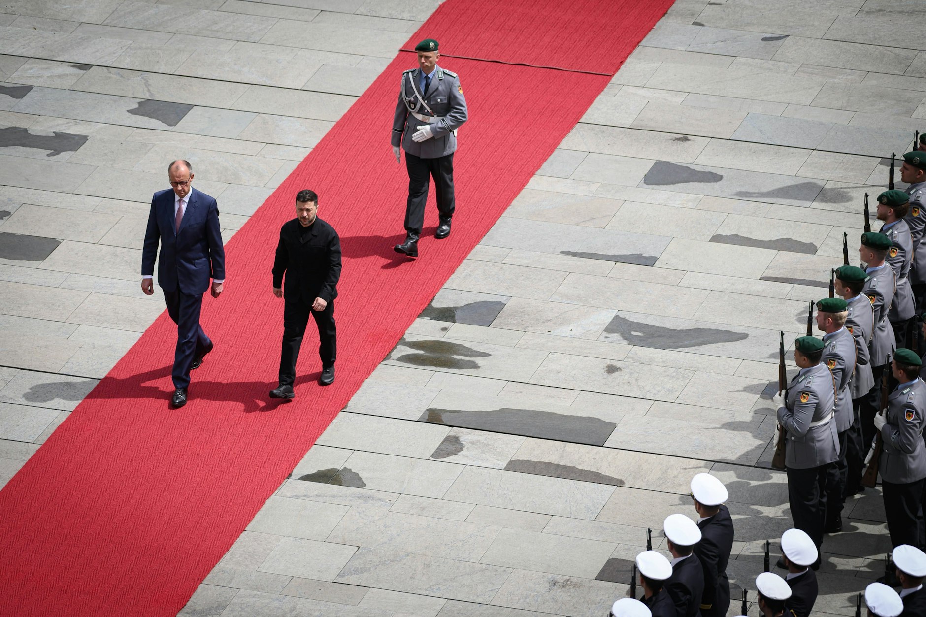 Vier Jahre nach Kriegsbeginn ringt Deutschland weiter um seine strategische Rolle zwischen Solidarität mit Kiew und eigener sicherheitspolitischer Neuaufstellung.