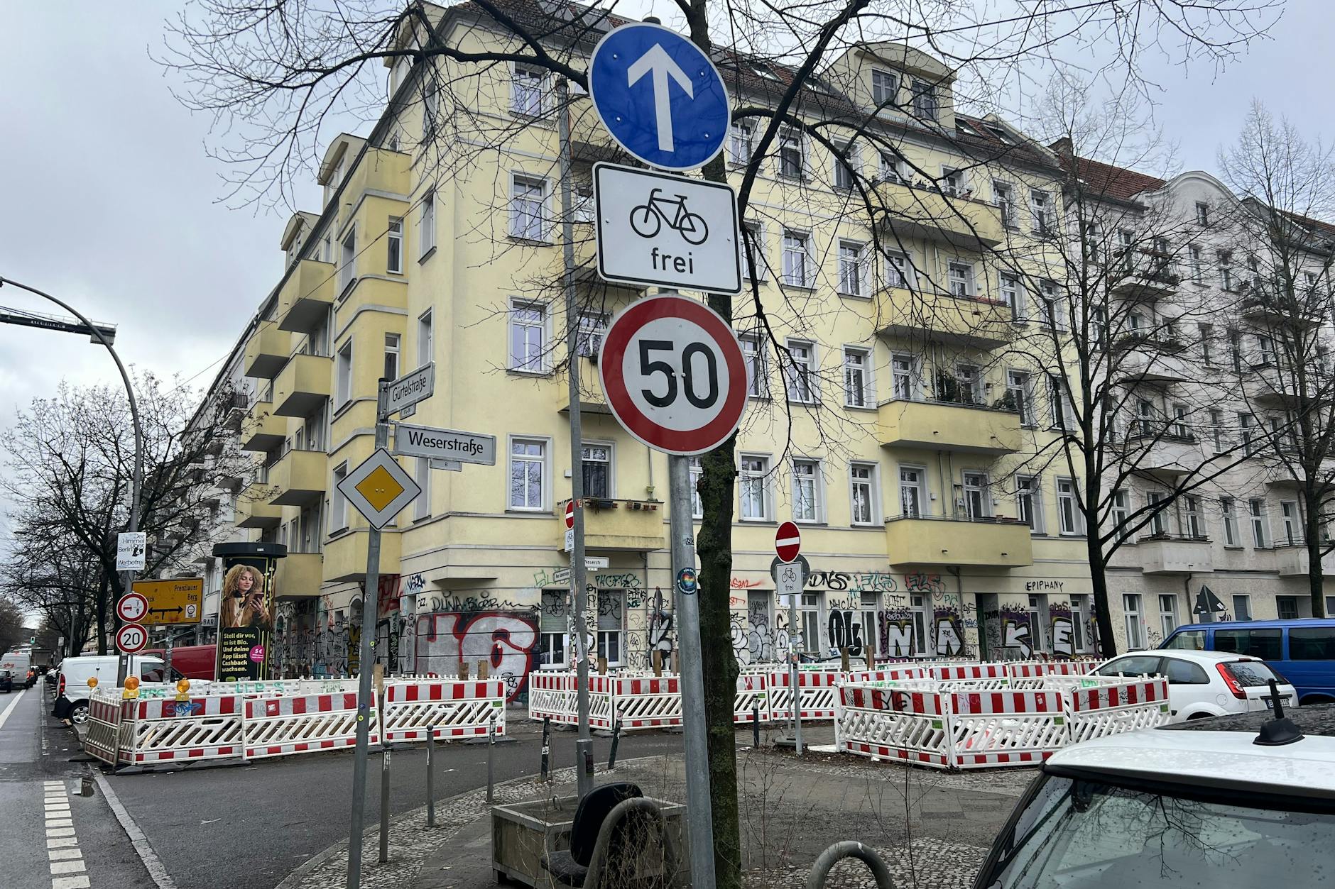Die vorgeschriebene Fahrtrichtung ist an der Gürtelstraße geradeaus. Auch hier ist die Einfahrt in die Weserstraße offiziell nicht erlaubt.
