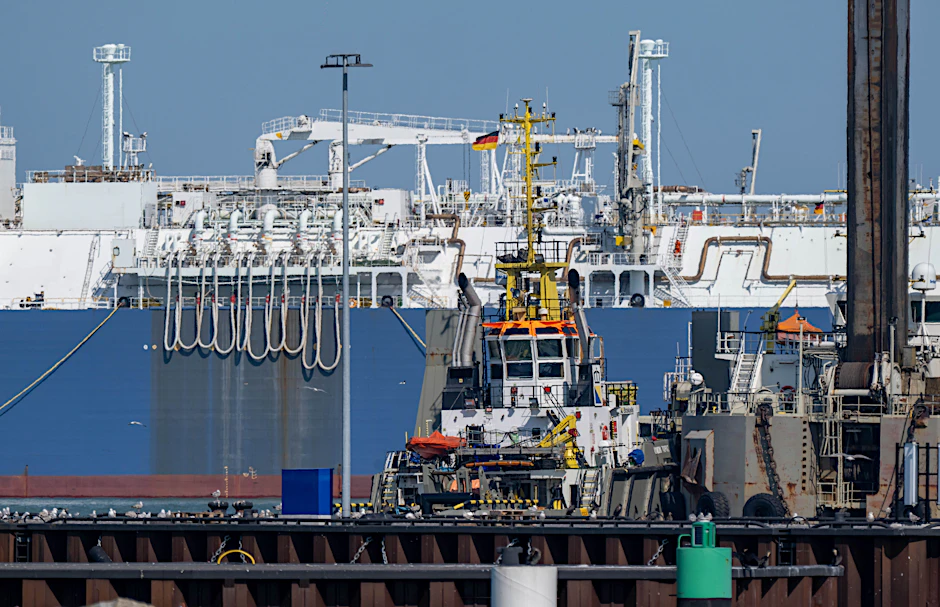 Das Regasifizierung-Schiff (Floating Storage and Regasification Unit, FSRU) liegt im Hafen Mukran.