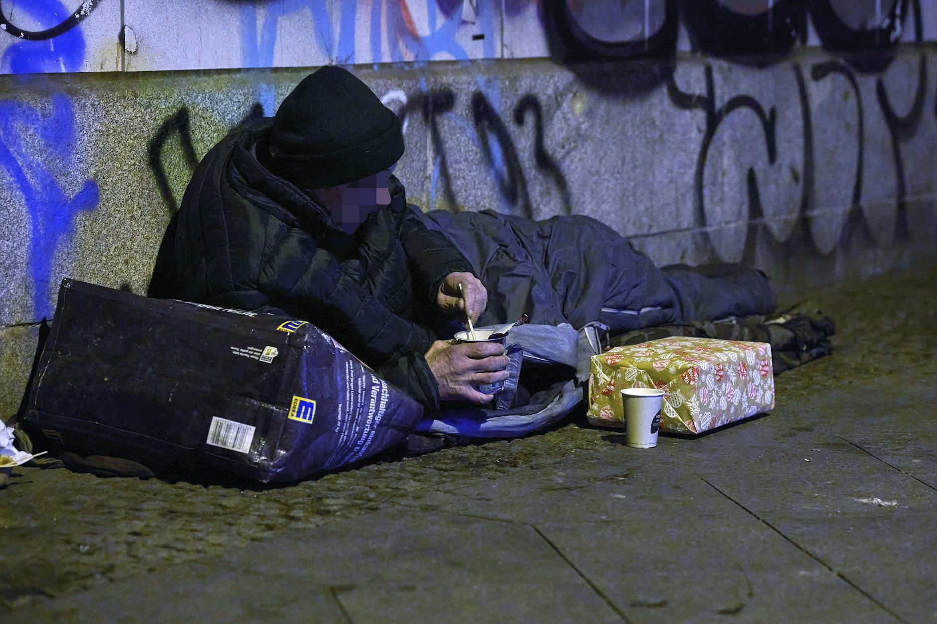 Ein wohnungsloser Mann am Berliner Ostbahnhof