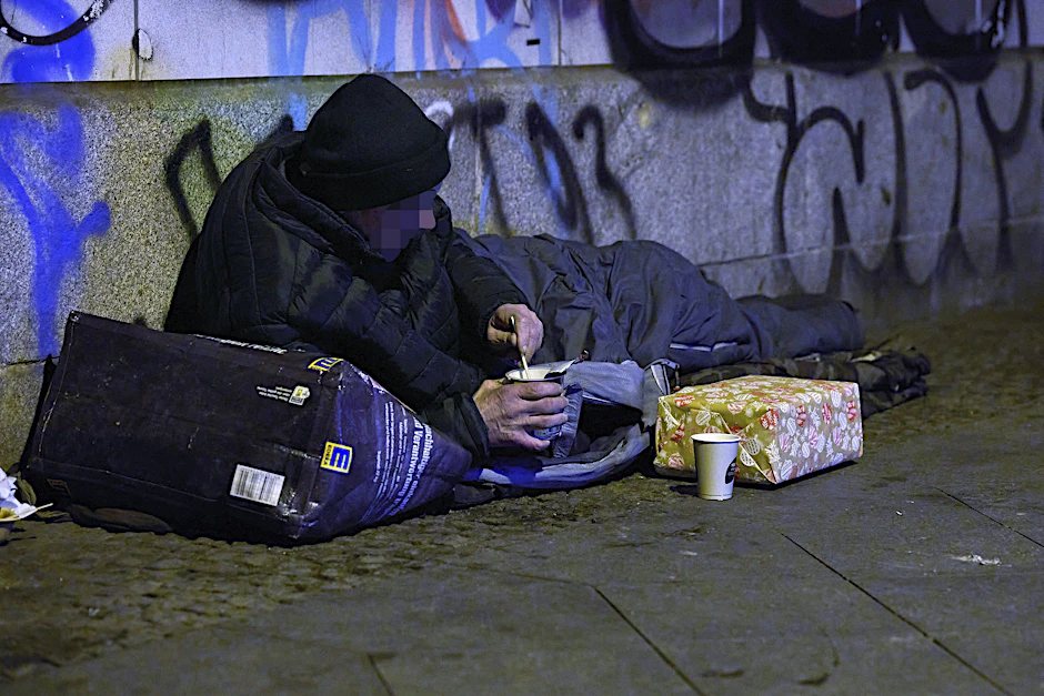 Ein wohnungsloser Mann am Berliner Ostbahnhof
