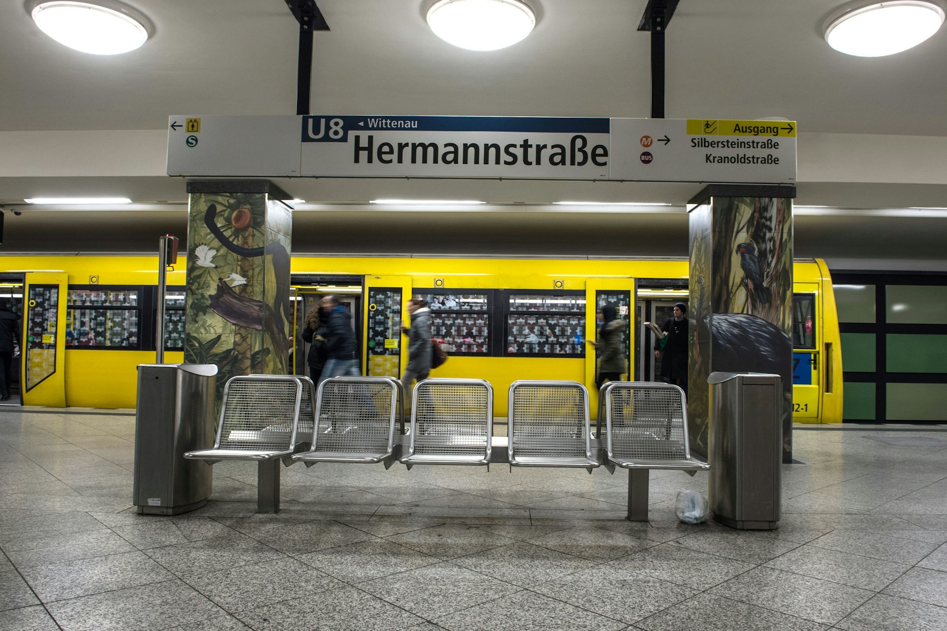 Nach einen schweren Angriff auf einen 26-Jährigen stellen sich die Tatverdächtigen.