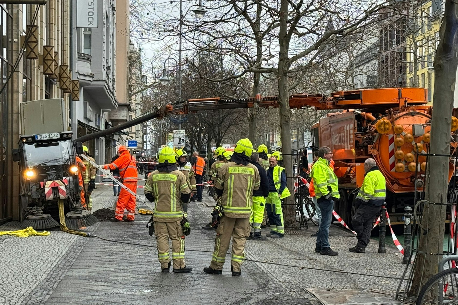 Dutzende Mitarbeiter der Berliner Feuerwehr und BSR arbeiteten zusammen daran, die Kehrmaschine zu befreien.