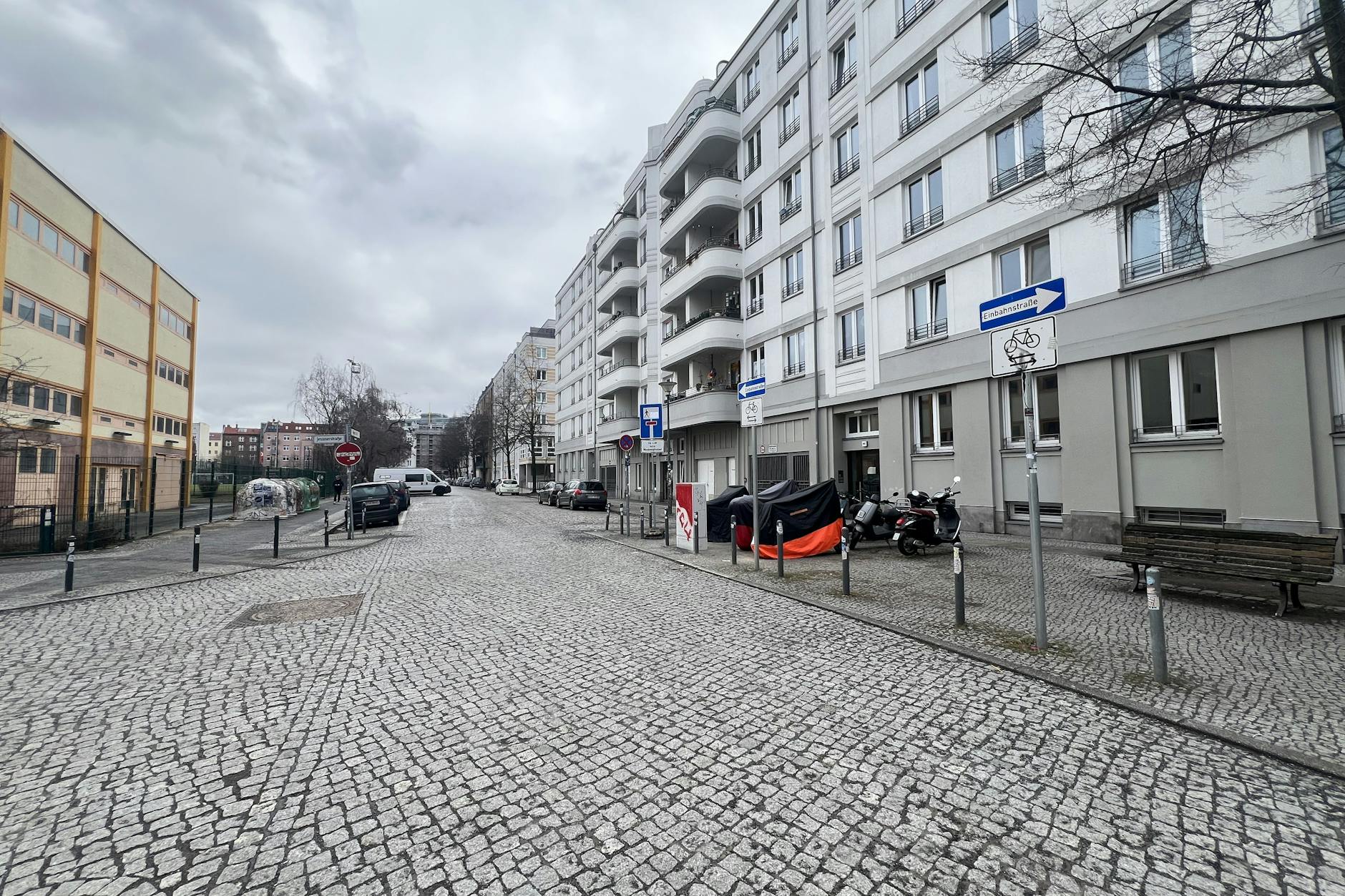Die Einfahrt von der Jessnerstraße in die Weserstraße ist hier nicht erlaubt. Eigentlich.