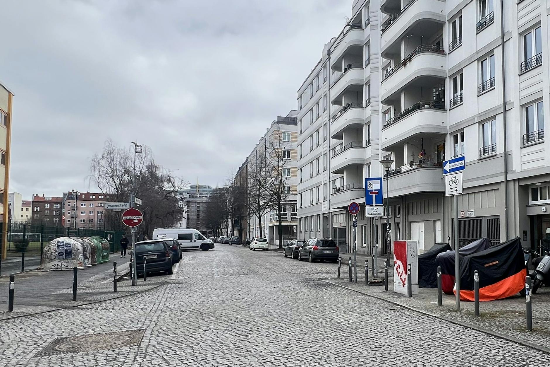 Die Einfahrt von der Jessnerstraße in die Weserstraße ist hier nicht erlaubt. Eigentlich.