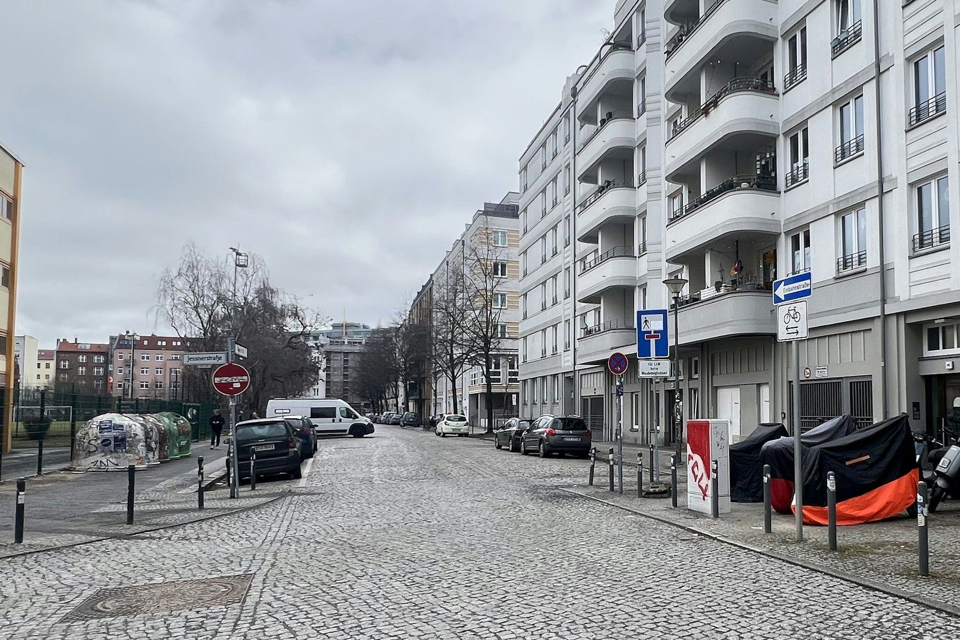 Die Einfahrt von der Jessnerstraße in die Weserstraße ist hier nicht erlaubt. Eigentlich.