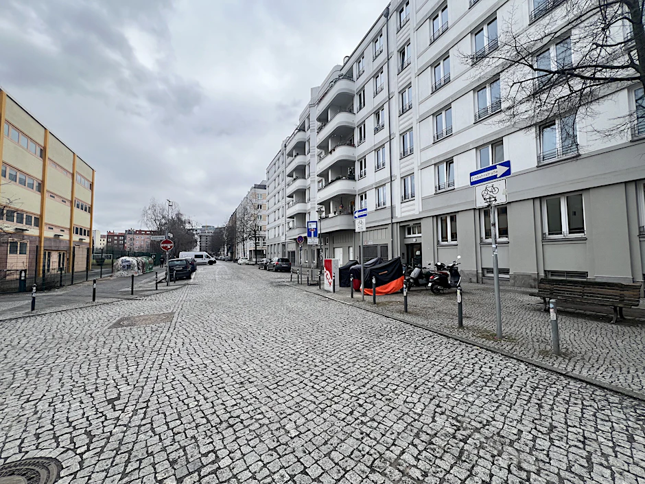 Die Einfahrt von der Jessnerstraße in die Weserstraße ist hier nicht erlaubt. Eigentlich.