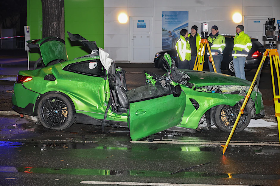 Totalschaden nach Horror-Crash: Der BMW wurde bei dem Unfall am Mariendorfer Damm völlig zerfetzt.