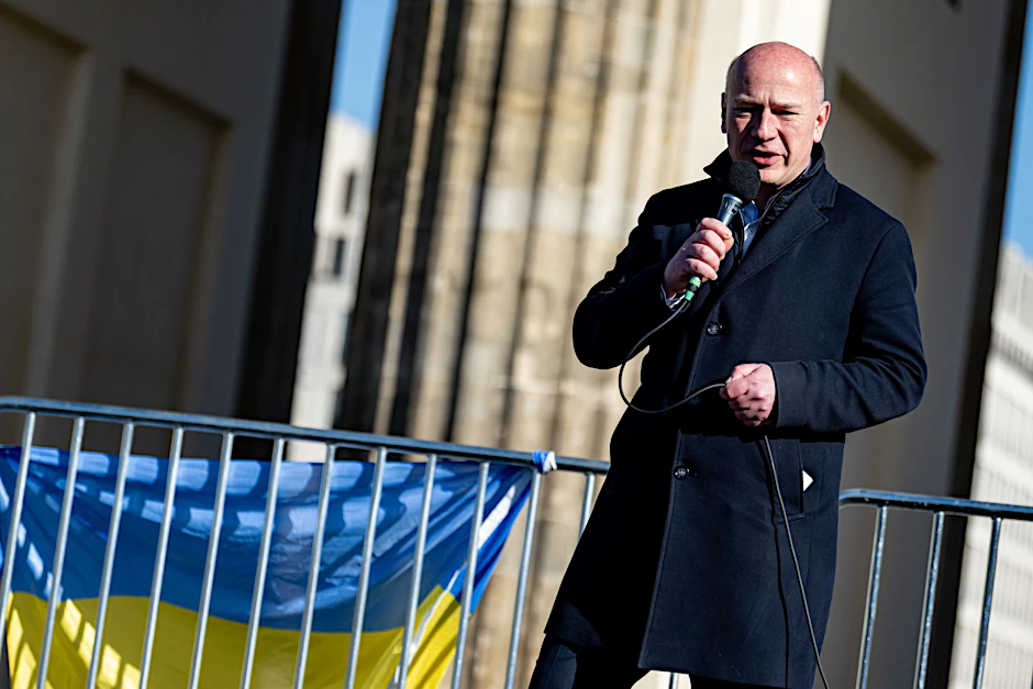 Kai Wegner (CDU) bei einer Solidaritätsdemonstration in Berlin