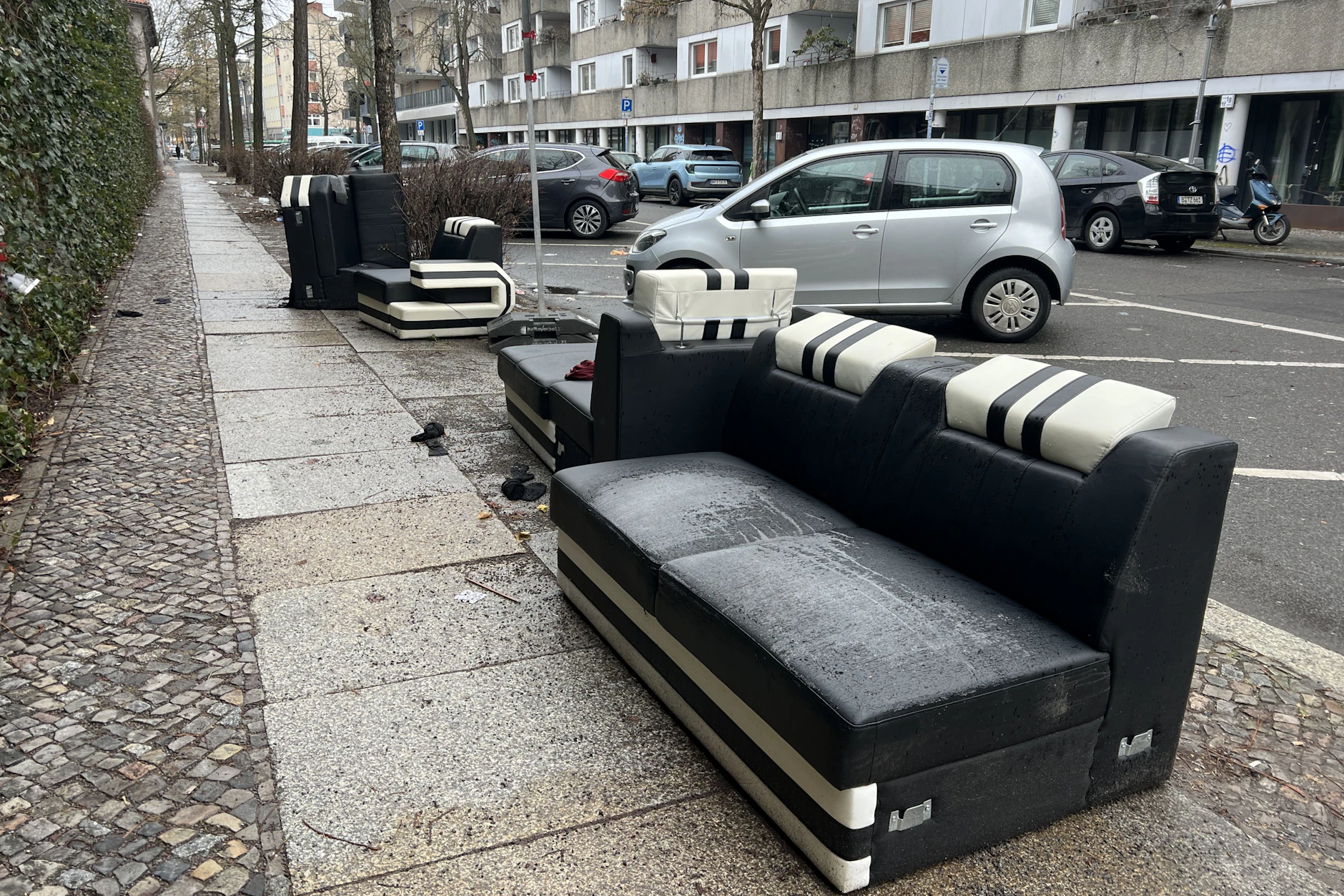 In der Adolfstraße in Wedding wurde gleich eine ganze „Wetten, dass..?“-Couch abgestellt.